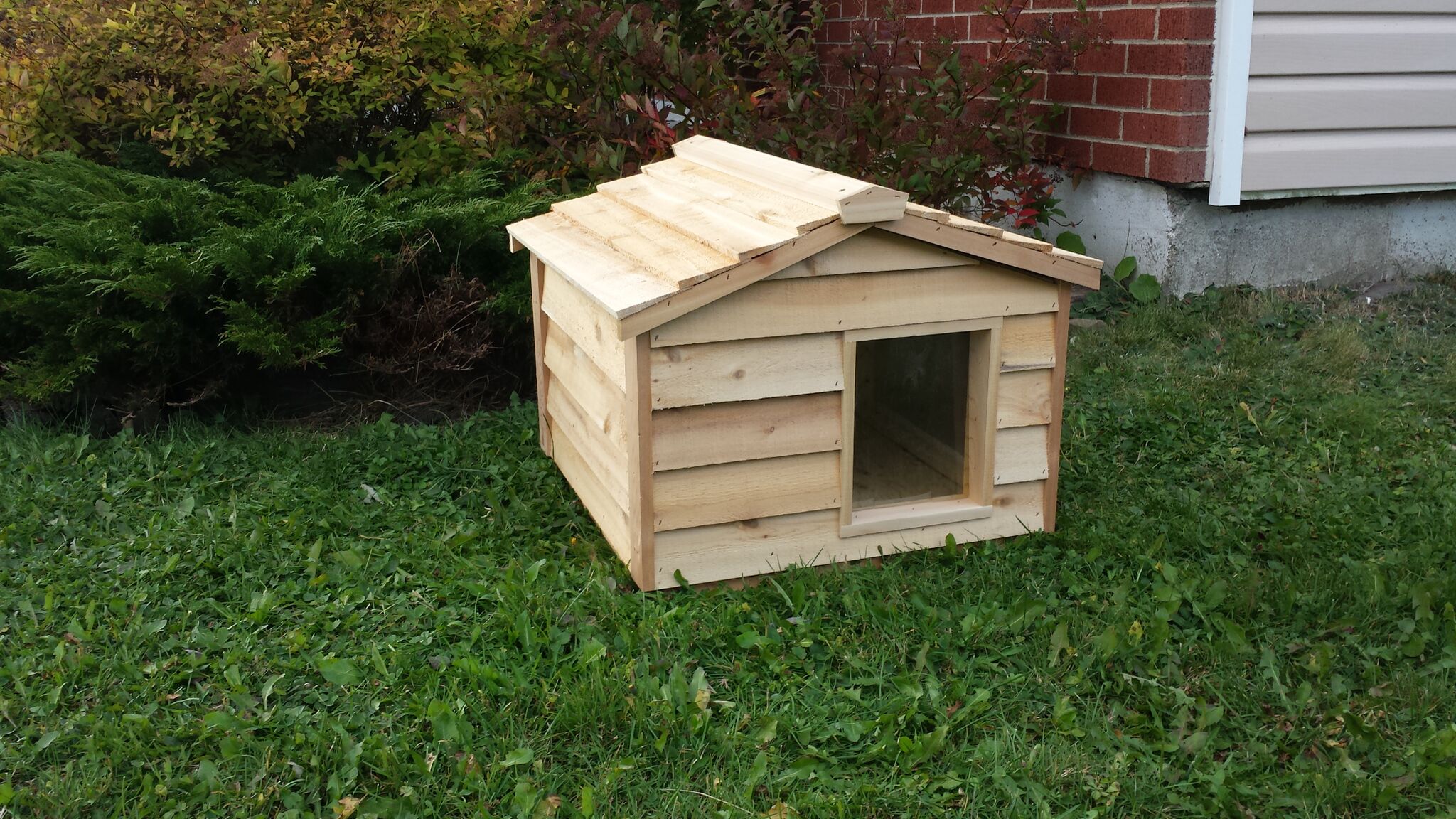 Large Cedar Insulated Cat or Small Dog House - CatsPlay Superstore